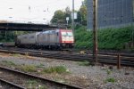 Eine 185 590-7 von Crossrail kommt mit einem Containerzug aus Richtung Kln und fhrt in Aachen-West ein bei Sonne.
15.7.2011