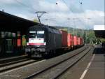 ES 64 U2-073 der MRCE durchfhrt am 14.Oktober 2011 mit einem Containerzug den Bahnhof Northeim(HAN) Richtung Gttingen.