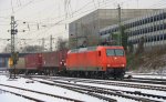 Bei eisigen Temperaturen und Schnee kommt die 145 CL-014 von Crossrail mit einem aus Richtung Kln und fhrt in Aachen-West ein am 3.2.2012.