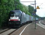 ES 64 U2-071 zieht am 28.Mai 2012 einen Containerzug in den Bahnhof Beratzhausen.