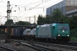 185 577-4 von Crossrail kommt aus Richtung Köln mit einem Containerzug aus Italien nach Belgien und fährt in Aachen-West ein am Abend des 29.8.2012.