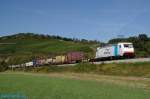 185 635-0 von ERS Railways zieht einen Containerzug durch das Maintal, hier bei Himmelstadt (09.09.2012)