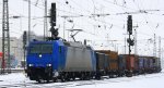 185 515-4 von Railtraxx fährt mit einem langen Containerzug aus Bierset-Awans(B) nach Basel(CH) bei der Abfahrt aus Aachen-West und fährt in Richtung Aachen-Hbf,Köln bei leichten Schneefall am Kalten