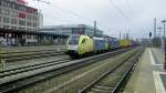 Doppelgespann ES 64 U2-007 und ES 64 U2-062 fahren mit ihrem Containerzug durch den Hp Mnchen-Heimeranplatz (30.3.2013)