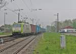 185-CL 005 von Captrain am 02.05.2013 beim passieren der Gleisbaustelle in Kenzingen gen Sden mit einem KLV.