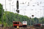 185 580-8  Jana  von Crossrail steht in Aachen-West und wartet auf die Abfahrt nach Italien ber Aachen-Hbf,Kln mit einem langen Containerzug aus Genk-Zuid-Haven(B) nach Gallarate(I) bei Sonne und Wolken am 30.5.2013.