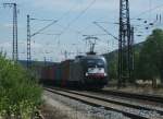 ES 64 U2-063 von MRCE zieht am 03.August 2013 einen Containerzug durch Gemnden am Main.