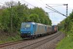 185 536-0 von Crossrail am 09.05.2013 mit einem Containerzug in der Sdkurve von Schallstadt gen Freiburg.