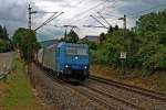 Durchfahrt von Railtraxx 185 515-4 am 25.06.2013 mit einem Containerzug durch die Süd Kurve von Schallstadt in Richtung Schweiz.