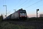 Am 09.11.2013 fuhr Beacon Rail/Crossrail 185 597-2 mit einem T.T.S-Containerzug durch Müllheim (Baden) gen Basel.
