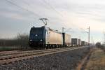 Ebenfalls am 18.01.2014 die 185 515-4 von Railtraxx mit einem Containerzug in Nördliche Richtung auf der KBS 703 bei Buggingen.