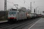 Am 28.02.2014 fuhr 185 578-2  Christine  von Crossrail mit einem Containerzug bei Regen durch den Bahnhof von Müllheim (Baden) in Nördliche Richtung.
