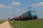Am 13.04.2014 war Alpha Trains/Railtraxx 185 515-4 mit einem Containerzug von Aachen nach Muttenz unterwegs, als sie nördlich von Müllheim (Baden) am kleinen Örtchen Hügelheim