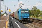 Durchfahrt am 25.04.2014 von Railtraxx 185 515-4 mit einem Containerzug aus Belgien in Müllheim (Baden) gen Schweiz.