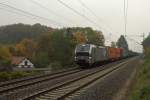Vectron mit Containerzug bei nebligem Herbstwetter in Liebau/Pöhl auf dem Weg nach Wiesau.