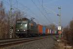 Die SRI 151 124 zieht den Containerzug von Hamburg Waltershof nach Hof. Gesehen wurde der DGS 95390 am 18.03.2016 in Plauen. 