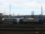 Eine 145er von Crossrail fährt mit einem langen Containerzug aus Zeebrugge-Ramskapelle(B) nach Milano(I) bei der Ausfahrt aus Aachen-West und fährt in Richtung