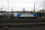 185 526-1 von Crossrail fährt mit einem Containerzug aus Zeebrugge-Ramskapelle(B) nach Milano(I) bei der Ausfahrt aus Aachen-West und fährt in Richtung