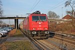 Mit einem Containerzug aus Belgien fuhr am 03.02.2015 die 185 596-4  Suzy  durch Orschweier gen Süden.
