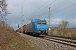 185 515-4 von Railtraxx am 05.04.2015 mit einem Containerzug aus Belgien nach Italien bei der Ausfahrt aus dem Bahnhof von Müllheim (Baden) gen Basel.