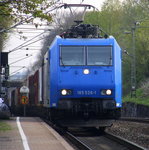 185 526-1 von Crossrail kommt die Kohlscheider-Rampe hoch aus Richtung Neuss,Herzogenrath mit einem langen Containerzug aus Ruhland(D) nach Antwerpen-Combinant(B) und fährt durch Kohlscheid in
