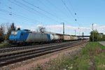 Am 18.04.2015 rückte die Alpha Trains/Railtraxx 185 515-4 mit ihrem Containerzug aus Antwerpen vom Überholgleis an den Bahnsteig vom Bahnhof Müllheim (Baden) hin.