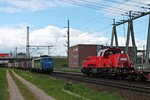 Als 261 103-6 einen Containerzug in den Hamburger Hafen schiebte, fuhr die EGP 140 838-4  zippel24.com  mit einem Containerzug aus dem Berlin Westhafen beim Umspannwerk in Hamburger Waltershof auf ein noch Halt zeigendes Signal zu.