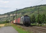 185 574-1 von MRCE zieht am 11.August 2016 einen Containerzug bei Thüngersheim in Richtung Würzburg.