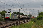 Aus Richtung Schweiz/Basel fuhr am 09.06.2015 die Re 486 504 mit einem Containerzug gen Norden durch Müllheim (Baden).