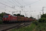 Mit einem Containerzug nach Aachen West/Antwerpen fuhr am 10.06.2015 die 185 595-6  Ruth  durch Müllheim (Baden) gen Freiburg.
