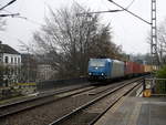 185 525-3 von Crossrail kommt aus Richtung Aachen-West mit einem langen MSC-Containerzug aus Antwerpen-Berendrecht(B) nach Weil am Rhein(D)und fährt durch Aachen-Schanz in Richtung