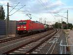 Containerzug mit 185 312-6 DB passiert den Interimsbahnsteig Halle(Saale)Hbf Gl. 13a auf der Ostumfahrung für den Güterverkehr in nördlicher Richtung.
[4.7.2018 | 20:15 Uhr]
