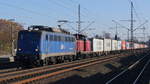 140 853 der EGP und eine Diesellok (211 / 212 / 213 ?) mit einem Containerzug in Richtung Hamburg, Schwarzenbek, 16.11.2018
