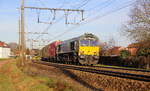 Die Class 66 DE6306 von Crossrail kommt mit einem MSC-Containerzug aus Antwerpen-Krommenhoek(B) nach Germersheim(D) und kommt aus Richtung Hasselt(B) und fährt durch Hoeselt(B) in Richtung