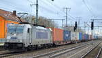 METRANS Rail s.r.o., Praha [CZ] mit  386 001-2  [NVR-Nummer: 91 54 7386 001-2 CZ-MT] und Containerzug am 24.02.20 Durchfahrt Bf.