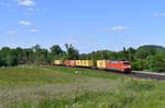 152 160 mit einem Containerzug am 28.05.2020 bei Friedland(Han)