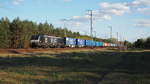 Mit einem langen Containerzug durchfährt 189 803 (ES64 F4 - 803) die Berliner Wuhlheide auf dem Berliner Außenring.

Berlin, der 21.4.2021
