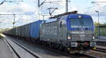PKP CARGO S.A., Warszawa [PL] mit  EU46-520  [NVR-Nummer: 91 51 5370 033-0 PL-PKPC] und Containerzug am 12.10.21 Durchfahrt Bf.