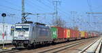 METRANS Rail s.r.o., Praha [CZ] mit  386 025-1  [NVR-Nummer: 91 54 7386 025-1 CZ-MT] und Containerzug am 24.03.22 Durchfahrt Bf.