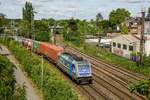 186 297-8 RTB Cargo  Aachen  mit Containerzug in Oberhausen Osterfeld, Juli 2022.