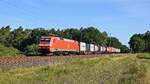 DB Cargo 152 028 mit Containerzug in Richtung Hannover (Rohrsen, 02.08.2022).