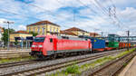 DB Cargo 91 80 6152 018 mit Containerzug am 17.08.2024 in Regensburg Hbf.