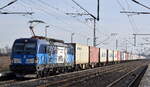 ČD Cargo a.s., Praha [CZ] mit der zusätzlich beklebten Vectron  383 014-8  [NVR-Nummer: 91 54 7383 014-8 CZ-CDC] und einem Containerzug am 22.01.25 Höhe Bahnhof Rodleben.
