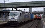 METRANS Rail s.r.o., Praha [CZ]  mit ihrer  386 025-1  [NVR-Nummer: 91 54 7386 025-1 CZ-MT] und einem Containerzug am 05.02.25 Durchfahrt Bahnhof Berlin Hohenschönhausen.