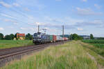 193 875 MRCE/Boxxpress mit einem Containerzug bei Gunzenhausen Richtung Ansbach, 10.07.2021