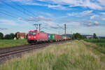 185 362 DB Cargo mit einem Containerzug bei Gunzenhausen Richtung Ansbach, 10.07.2021