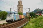 186 292-9 Railpool mit Containerzug in Oberwesel, Juni 2019.