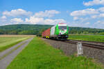 223 102 (ER20-01) SETG mit dem Wiesauer Containerzug bei Oberteich kurz vor Wiesau, 23.07.2021
