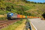 193 565 RTB Cargo mit Containerzug in Oberwesel, Juli 2025.