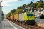 E186 117 alphatrains mit Containerzug in Oberwinter, August 2025.